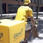 glovo repartidor duerme en la calle